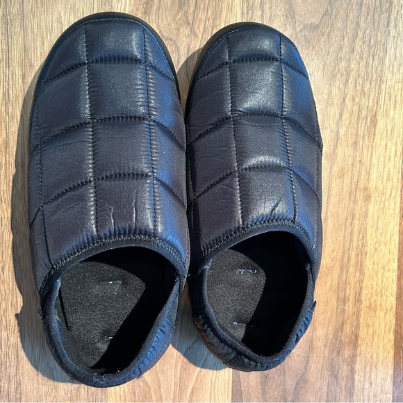 Tilley Shoes - Free with purchase ***EUC Tilley Puff Slippers in Black Size Large Unisex